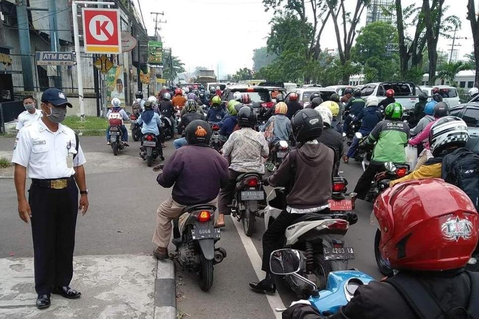 Hari Pertama Penerapan PSBB Surabaya Terjadi Kemacetan Panjang Warta