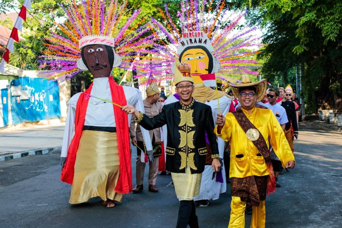 Karnaval Pesona Nusantara Cara Unik Mercure Surabaya Grand Mirama