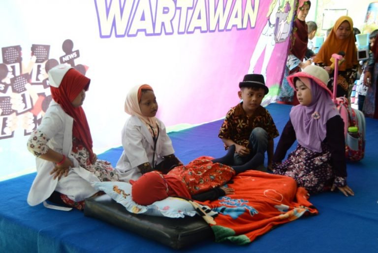210 Siswa KBTK ALFalah Sambut Kedatangan Wartawan Dengan Parade Puisi